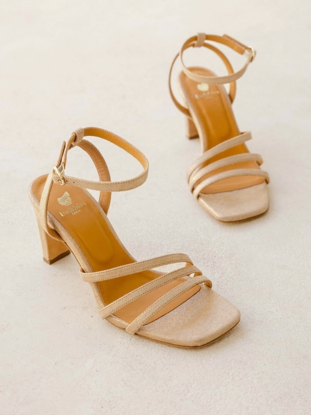 Bobbies Davina heel in Egyptian Gold